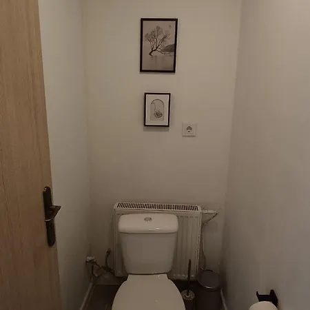 2 Bedrooms Center Apartment