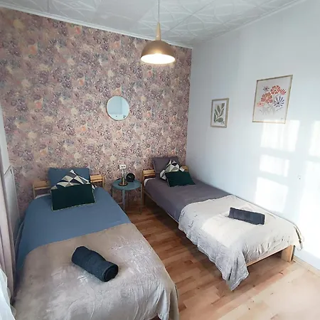 2 Bedrooms Center *